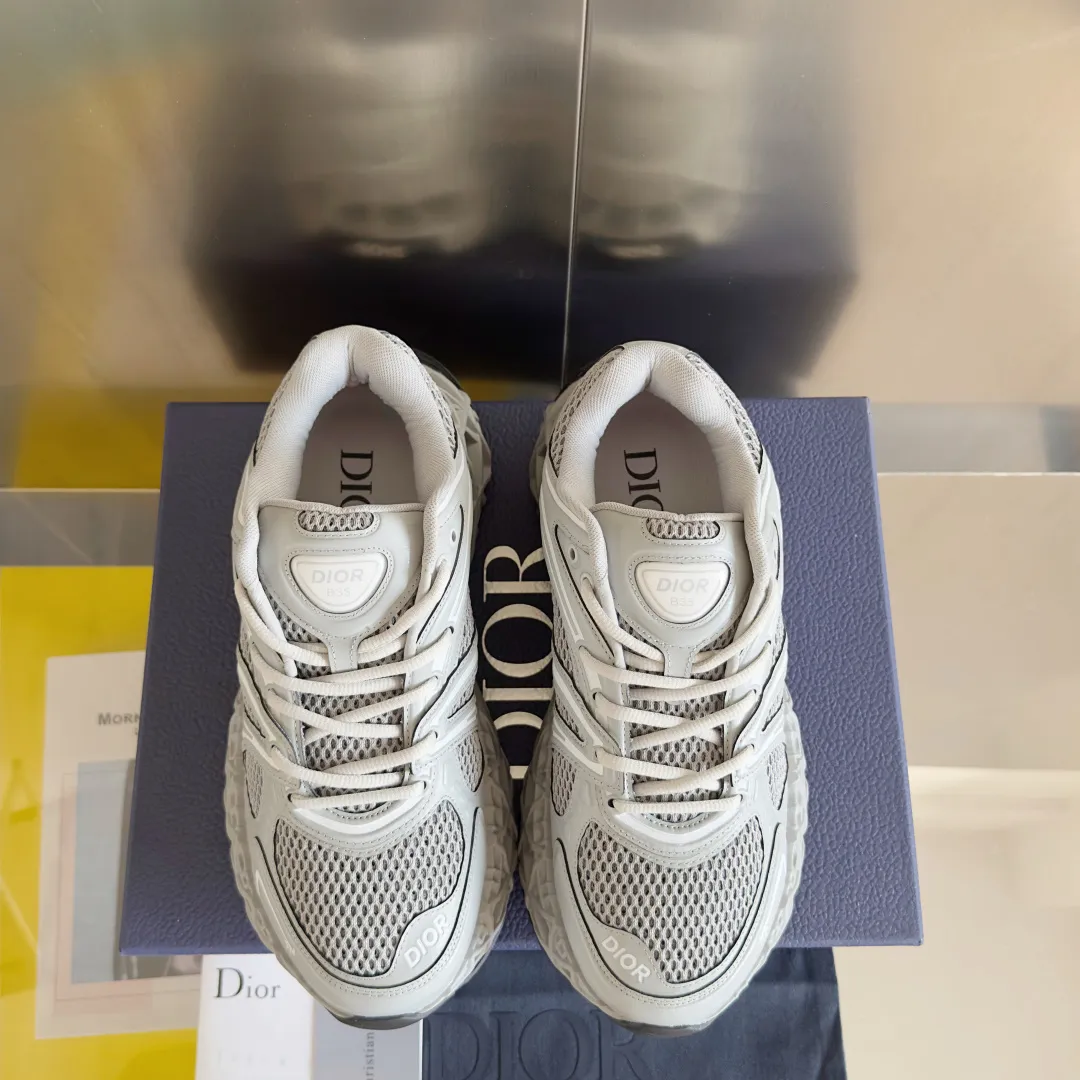 【DIOR】P:800💰 Men's 39-44. (Male 45.46 custom-made) Dior kawa Dior joint 2025ss casual sports shoes‼ ️ Reinterpret running shoes with dior’s haute couture style. b35 is made of fine-textured leather and mesh fabric materials. It can be worn in all seasons, is comfortable and breathable, and has many lines on the shoe body to outline details. It has a full retro three-dimensional feel and can create a casual look all year round!